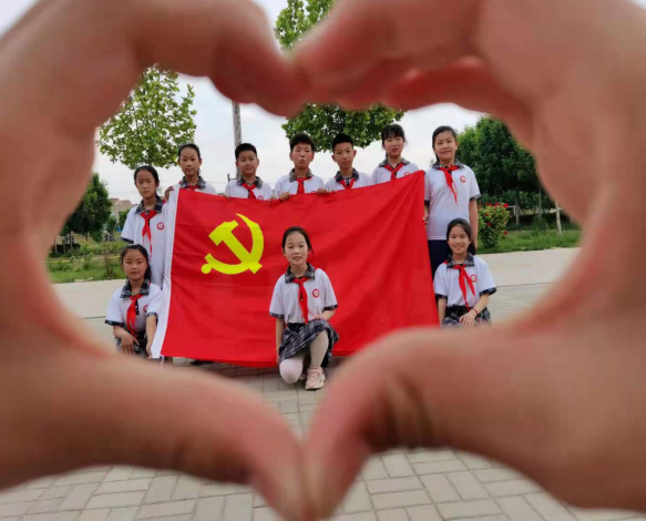 童心向党，我与党旗合个影